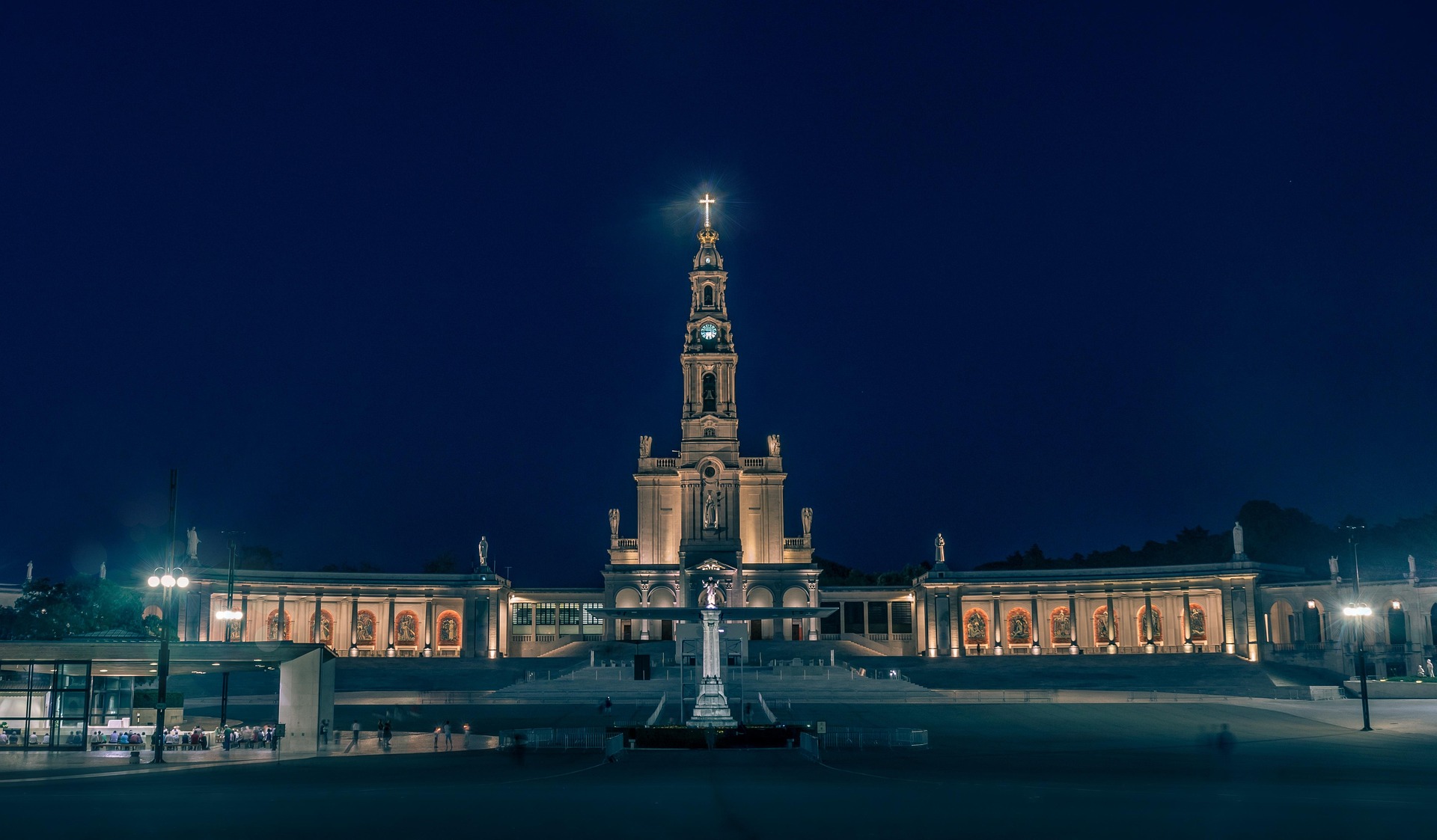 Sanctuary of Fátima with Basilica, Chapel of the Apparitions and pilgrims